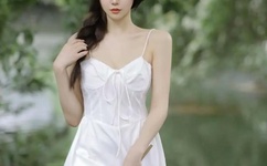 他的手探到我的衣服里作文